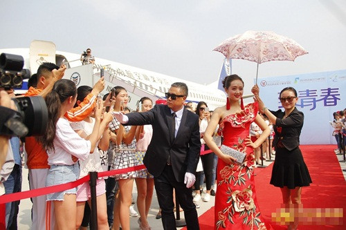 Đặc biệt, năm nay xuất hiện trên thảm đỏ còn có cả viện trưởng của trường, các thầy cô giáo trưởng khoa, các thầy cô giáo bộ môn đóng vai trò làm vệ sĩ, vì các học sinh thân yêu phục vụ.