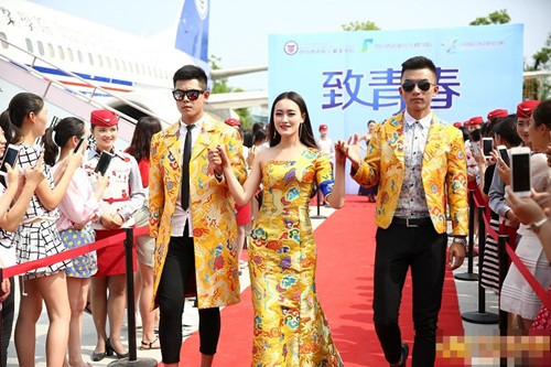 Đông đảo dân mạng đều cho rằng đây là lễ tốt nghiệp tuyệt vời nhất, "Lễ tốt nghiệp hoành tráng, đẳng cấp quá, thầy cô giáo trong thật ngầu, được sánh bước cùng họ trên thảm đỏ chắc hạnh phúc lắm", một cư dân mạng phấn khích.