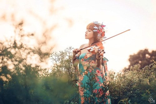 Mới đây, với mong muốn ghi lại cho bản thân những hình ảnh “thả hồn” giữa thiên nhiên, Linh Cảnh đã thực hiện cho mình bộ ảnh “Nàng thơ” khiến không ít cư dân màng “chết mê chết mệt”.
