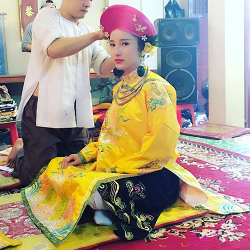 Nguyễn Thị Hạnh sinh năm 1993, hiện đang sinh sống và làm việc tại Hà Nội. Công việc chính của Hạnh là kinh doanh và chuyên viên tư vấn sắc đẹp. Ngoài ra cô nàng còn được biết đến trong vai trò hầu đồng trong hơn một năm nay.