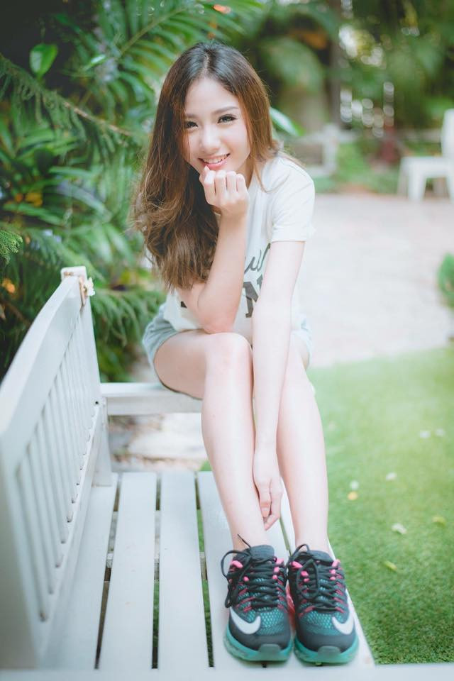 Không phải cứ là chân dài thì các cô gái mới có thể nổi tiếng. Tuy Namkhing Kanyapak chỉ cao 1m56 và nặng 46kg nhưng nhờ chăm chỉ tập luyện cô nàng cũng sở hữu thân hình vô cùng quyến. Cô là mẫu bạn gái mà nhiều chàng trai mơ ước, xinh đẹp, cuốn hút, ngoan hiền, biết yêu thương chăm sóc mọi người.