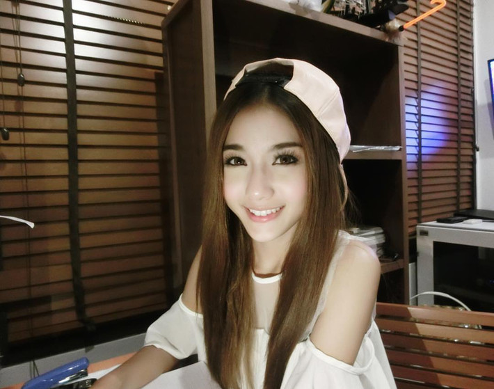 Namkhing Kanyapak cho biết ngoài thời gian làm việc thì phần lớn thời gian cô dùng để vui chơi với bạn bè, đi ăn những món ngon và chăm sóc cơ thể, cô nàng rất thích bơi lội và tập thể dục thẩm mỹ.