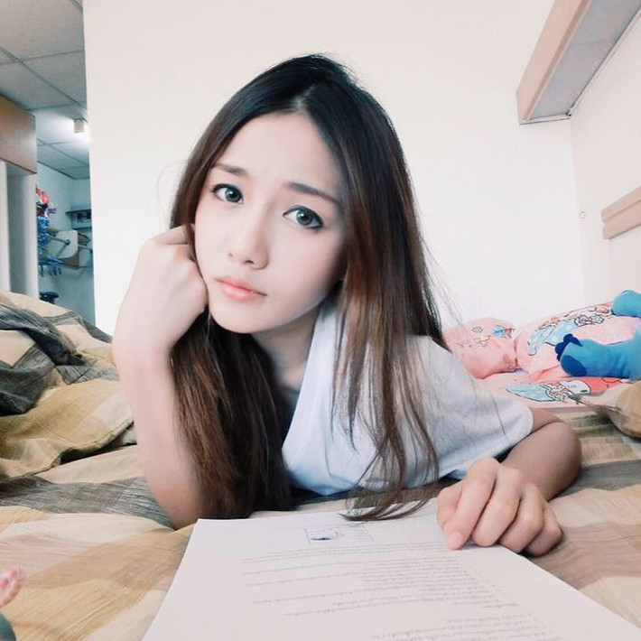 Là một cô gái yêu đời và luôn suy nghĩ tích cực, người ta luôn thấy nữ y tá xinh đẹp nở nụ cười rạng rỡ bất kể khi công việc có khó khăn, áp lực.