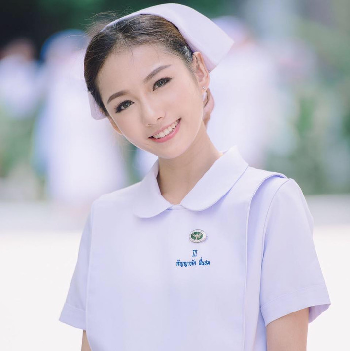 Namkhing Kanyapak, nữ y tá nổi tiếng khắp cộng đồng mạng xứ Chùa Vàng nhờ khuôn mặt xinh đẹp và nụ cười “tỏa nắng”. Cô nàng 22 tuổi đang có số lượng người theo dõi khổng lồ trên trang cá nhân, tính đến thời điểm hiện tại là khoảng 12.000 người.