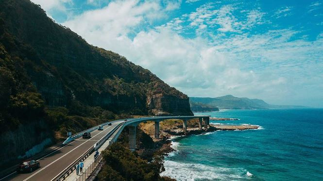 Australia: Hòn đảo lớn nhất thế giới này có rất nhiều điều thú vị để khám phá bằng xe máy, ngay từ việc lái xe ở bên trái. Great Ocean Road là một nơi rất thích hợp để bắt đầu. Cao tốc có chiều dài 150 dặm (241,4 km) đi dọc theo bờ biển phía đông nam với những khung cảnh biển đẹp, đồng thời cách rừng mưa nhiệt đới không quá xa.