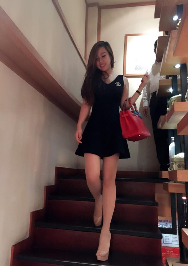 Ngắm nhìn thân hình của chị Kim Dung, nhiều người phải ngỡ ngàng khi biết về tuổi thật của chị. Ở tuổi gần 40 nhưng chị Dung vẫn giữ được thân hình thon gọn, đặc biệt là vòng eo con kiến với số đo dưới 59cm.