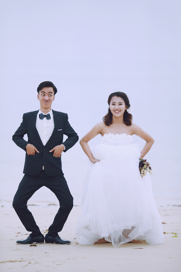 Cùng với sự trợ giúp của những bạn bè thân thiết, Dương - Hà cũng kịp thời khuấy động bờ biển Cô Tô ngày mưa bão bằng nhiều pha rượt đuổi gay cấn.