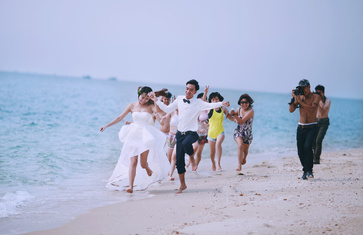 Nhưng với tinh thần kiên nhẫn của tuổi trẻ, mọi người trong đoàn đều lấy lại sự hào hứng rất nhanh để hoàn thành bộ ảnh cưới để đời.