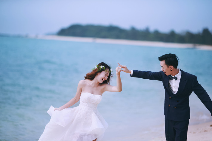 Dựa trên ý tưởng "Cô dâu chạy trốn" trong sự hài hước của đội "diễn viên quần chúng bất đắc dĩ". Bộ ảnh cưới được thực hiện tại nhiều địa điểm đẹp nổi tiếng của đảo Cô Tô (Quảng Ninh) trong 2 ngày.