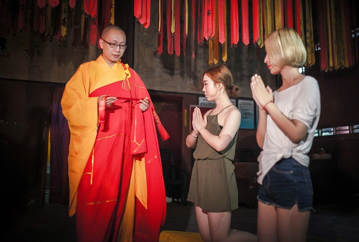 Bộ ảnh cưới của một cặp đồng tính nữ ở Trung Quốc mới đây khiến dân mạng nước này tò mò và bày tỏ nhiều cảm xúc. Hai nhân vật chính đều là những cô gái xinh đẹp, quyết tâm sống thật với bản thân và nguyện đem lại hạnh phúc cho nhau suốt đời.