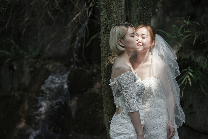 Sau khi lên một ngôi chùa trên núi, làm lễ và nhờ thần linh chứng giám cho tình yêu của mình, cặp đôi đồng tính cùng nhau hóa thân thành hai cô dâu rất xinh đẹp, đến nhiều địa điểm đẹp, hài hòa giữa núi non, cỏ cây hoa lá để chụp ảnh cưới.