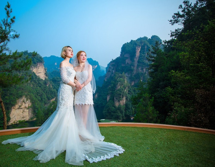 Trong khi đó, cô gái nàng còn lại tỏ ra rất dịu dàng, e ấp, luôn nũng nịu, quấn quýt bên cô nàng tóc ngắn và dường như thể hiện được ước muốn mong bản thân được chở che.