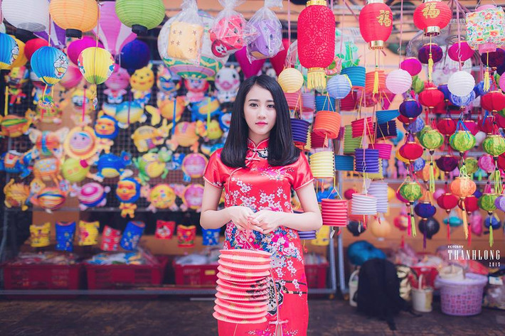 Mới đây Lona Huỳnh vừa khoe bộ ảnh dạo phố Trung thu Sài Gòn với trang phục váy đỏ dáng truyền thống khoe nhan sắc xinh đẹp và dáng người hấp dẫn. Bộ ảnh được được thực hiện trên khung cảnh phố lồng đèn rực rỡ sắc màu và để lưu giữ kỷ niệm của hot girl trẻ tuổi. Ảnh: Dương Thanh Long.