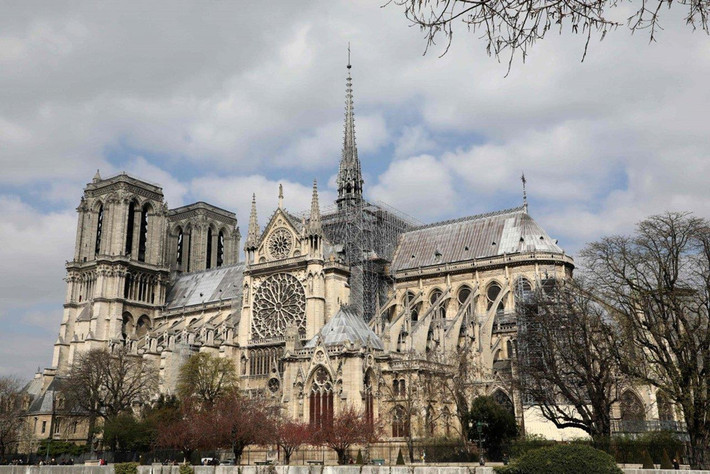 Chỉ hai ngày sau khi xảy ra vụ hỏa hoạn ở nhà thờ Đức Bà Paris, Thủ tướng Pháp Edouard Philippe đã công bố cuộc thi quốc tế dành cho các kiến trúc sư để thiết kế lại ngọn tháp, công trình tráng lệ có lịch sử hơn 850 năm, được mệnh danh là "Trái tim của Paris". Cuộc thi nhận được sự quan tâm của cộng đồng thời gian qua, nhiều ý tưởng độc đáo, táo bạo đã được gửi về. Ảnh: The Nation.