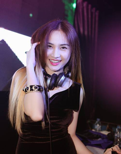 Windy Quyên tên thật là Ngô Đỗ Quyên, sinh năm 1989 quê gốc Long An. Giới trẻ biết đến Đỗ Quyên không chỉ bằng tài năng, vẻ đẹp của cô bên bàn mix mà còn ấn tượng bởi nỗ lực vượt qua gia cảnh nghèo khó, quyết gắn bó với nghề của nữ DJ miền Tây xinh đẹp.