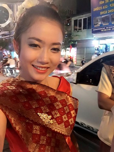 Theo tìm hiểu, Ket Ke Son có bố là người Lào, mẹ là người Việt. Sinh ra và lớn lên tại Lào, nhưng vài năm gần đây, Ket Ke Son lại sang Việt Nam học tập. Hiện cô “hot girl Lào” này là sinh viên năm 3 trường Đại học Dược Hà Nội.