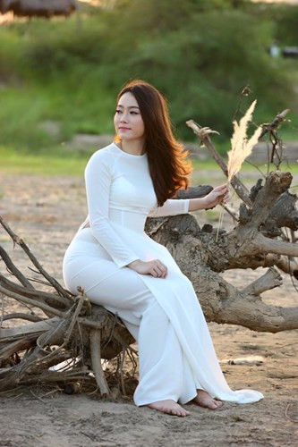 Từ đầu tuần qua, “Hot girl Lào” Ket Ke Son là nhân vật được nhiều bạn trẻ Việt tìm kiếm khi gây sốt với bộ ảnh mặc áo dài truyền thống, khoe dáng cùng khuôn mặt xinh đẹp bên hoa cỏ lau mong manh.