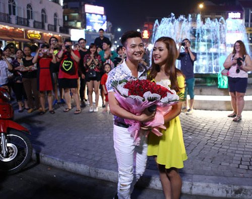 Tối hôm 5/11, màn cầu hôn của một chàng ca sĩ trẻ với cô hoa khôi gây náo động, xôn xao một góc bờ hồ Hoàn Kiếm. Nhân vật chính của màn tỏ tình hot girl là chàng trai tên Quang Anh, một ca sĩ trẻ, nhờ bạn bè giúp đỡ, cầu hôn với bạn gái Nguyễn Thu Hằng - Hoa khôi Sinh viên Hà Nội 2015. Màn tỏ tình lãng mạn được dân mạng so sánh, ví von như truyện ngôn tình ngoài đời thực.