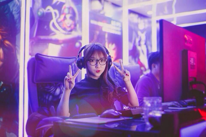 Huỳnh Nhật Hoa, nữ game thủ có nick name Xuka sinh năm 1996 đang sở hữu gần 1 triệu người theo dõi trên mạng xã hội nhờ ngoại hình xinh xắn, đáng yêu trong sáng. Nhiều người ví von bình luận, Nhật Hoa giống như bản sao của cô bé Xuka trong truyện tranh Doreamon của Nhật Bản.