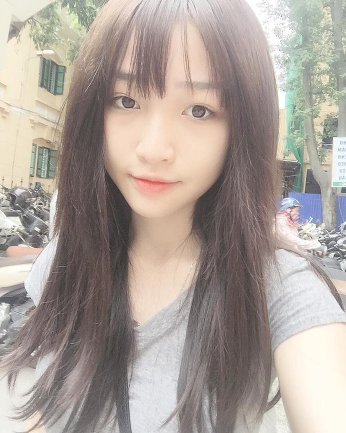 Tuy mới chỉ là sinh viên năm 2 trường Học viện tài chính nhưng Nhật Hoa đã có kinh nghiệm làm người mẫu ảnh. Cùng với đó, cô bạn cũng tận dụng thời gian khi rảnh bán hàng online.