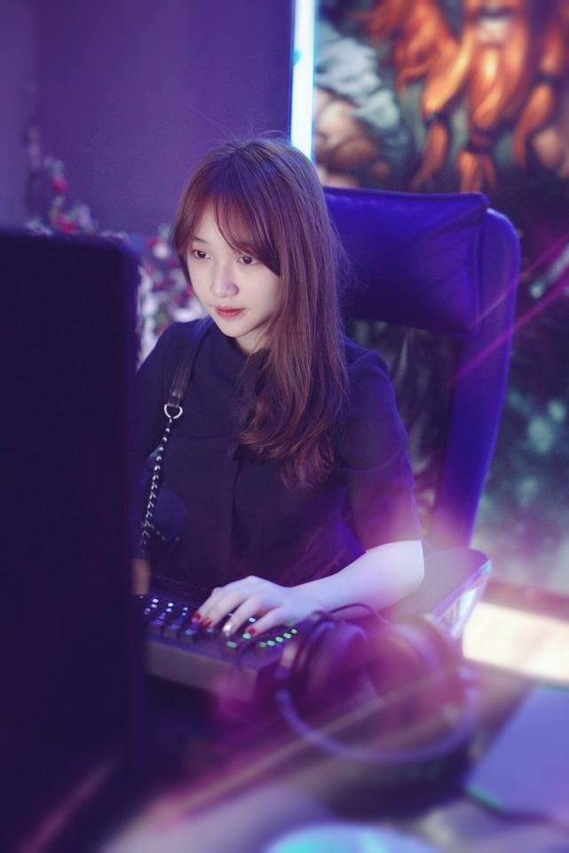 Được biết, Nhật Hoa là một trong những bình luận viên nổi tiếng trong cộng đồng game được đông đảo các game thủ yêu quý nhờ lối dẫn dắt hài hước, dễ thương. Cô bạn cũng tích cực ghi điểm trong lòng người hâm mộ bằng các bức ảnh ngọt ngào, đời sống giản dị.