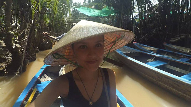 Ngoài đời, Mai Mai cũng giống như bao cô gái cùng tuổi, cô thích du lịch và khám phá những miền đất mới. Trên trang cá nhân của mình, cô bạn thường xuyên chia sẻ các bức ảnh vi vu, thăm thú sông nước miền Tây, Nha Trang, Sài Gòn... lang thang tìm hiểu ẩm thực và con người Việt Nam.
