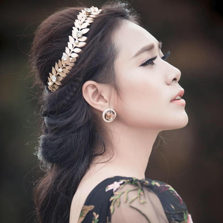 Không gò bó trong một khuôn mẫu, Bích Trâm vẫn thường xuyên phá cách trong các bộ ảnh, từ nhí nhảnh trong sáng đến trưởng thành, quyến rũ. Khi hóa thân trong các concept gợi cảm, cô nàng cũng mạnh dạn khoe các đường cong hút mắt trên cơ thể.