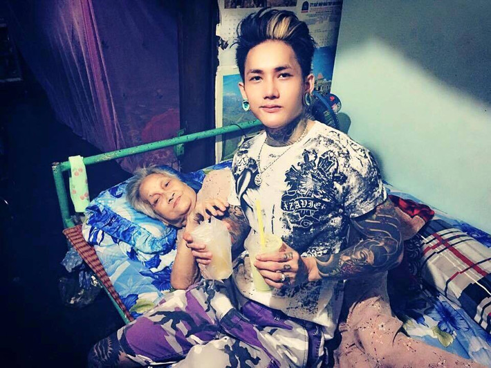 "Đỉnh cao" nhất của Hoàng Anh là việc mượn hai người phụ nữ không liên quan, đưa vào trong đoạn clip lớn tiếng khoe "hai bà chị có thể bao hết 12 quận Sài Gòn". Tuyên bố của Hoàng Anh sau đó đã khiến rất nhiều người phẫn nộ, thậm chí dân giang hồ ở 12 quận Sài Gòn cũng thi nhau lên tiếng, đăng clip trên Youtube, kẻ hẹn gặp để xứ lý, kẻ lại lên giọng giáo huấn Hoàng Anh. Chỉ trong một thời gian ngắn cái tên hot boy xăm trổ Hoàng Anh đã trở thành từ khoá tìm kiếm khá hot trên mạng xã hội.