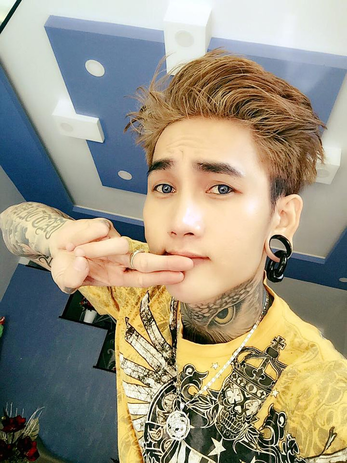 Mỹ nam xăm trổ Hoàng Anh kể rằng anh đã bị giang hồ đuổi đánh, làm cho ngã xe khiến hai má bị bầm dập và chiếc mũi làm phẫu thuật bị gãy, phải đi làm lại. Qua sự việc này Hoàng Anh xin lỗi tất cả mọi người, xin lỗi cả anh em giang hồ và hứa "sẽ không làm như vậy nữa vì sợ lắm rồi". Tuy nhiên, xoay quanh những diễn biến này, dân mạng Việt đã tìm ra được một số bằng chứng để nghi ngờ tất cả những gì đã diễn ra chỉ là một vở kịch mà Hoàng Anh và Dương Minh Tuyền đã bắt tay nhau tạo nên.