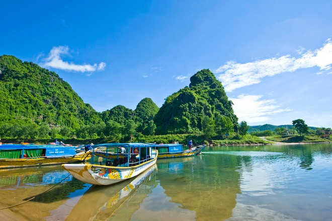 Năm 1306, Chế Mân dâng châu Ô và châu Lý (khu vực từ Quảng Bình đến hết Thừa Thiên Huế) cho nhà Trần làm quà cưới để được kết hôn với Huyền Trân công chúa.