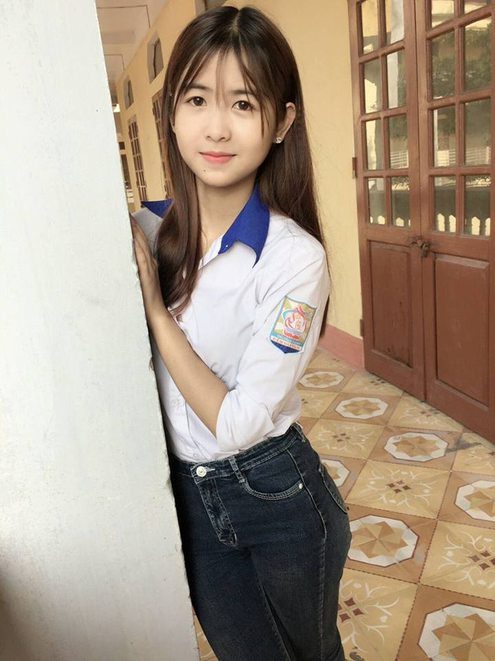 Dù có thế mạnh về ngoại hình, có số lượng người theo dõi trên Facebook rất đông đảo nhưng Thanh Thư chia sẻ rằng cô không hề có ý định "dấn thân vào showbiz" bởi những tài năng về nghệ thuật lại luôn là điểm yếu với cô nàng. Thanh Thư chỉ muốn mình có một cuộc sống đơn giản, đỗ vào một trường đại học bình thường, không cần lựa chọn cầu kỳ về mặt ngành nghề, chỉ quan trọng là có một cuộc sống ổn định, ít cạnh tranh và bon chen để bản thân có thể tận hưởng được nhiều điều. Ảnh trong bài: Facebook nhân vật.