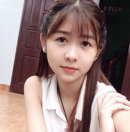 Chưa từng tự nhận mình là hot girl, nhưng luôn được nhiều dân mạng gán với cách gọi này, Thanh Thư có chút cảm kích, thích thú nhưng thỉnh thoảng cũng gặp phải rất nhiều phiền toái. Trước những lời lẽ có phần khắt khe về tấm ảnh nổi tiếng trước đó, Thanh Thư chỉ cho rằng bản thân em "ăn may" và còn có rất nhiều người khác còn may mắn hơn mình nhưng vẫn chưa được cộng đồng mạng chú ý tới. Ngoài ra, cô nữ sinh 17 tuổi cũng nói thẳng về sự xuề xòa, giản dị và cá tính có chút quái quái của mình nên không thể ưa được những người chỉ quen đánh bóng mình trên mạng.