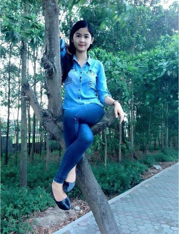 Cô bé nổi tiếng với bức ảnh vặn chân và biệt danh " hot girl chân khoèo Hải Dương" gây bão Facebook suốt một thời gian dài là Trần Thị Thanh Thư, năm nay 17 tuổi và học sinh trường THPT Cẩm Giàng II, Hải Dương. Thanh Thư còn được biết đến với biệt danh Thư Ngố, sau hơn 2 năm nổi tiếng cô đã có được hơn 500 nghìn người theo dõi trên mạng xã hội. Và có thể nói rằng bức ảnh vặn chân ngày nào đã giúp Thanh Thư một bước trở thành "người nổi tiếng", được chú ý không chỉ bởi khả năng đặc biệt của đôi chân mà còn bởi ngoại hình rất xinh xắn.