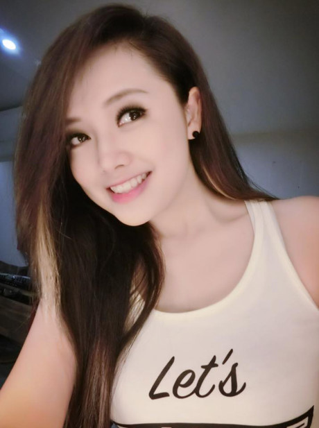 Yêu Lin Jay, Ngọc Trang tiết lộ là chưa một ngày nào cô không cảm thấy hạnh phúc. Mỗi ngày ở bên "cô nàng đẹp trai" Lin Jay luôn đầy ắp kỷ niệm và sự ngọt ngào đối với Ngọc Trang. Dù biết trong tương lai sẽ còn rất nhiều việc phải làm, rất nhiều điều phải suy nghĩ nhưng hiện tại Ngọc Trang vẫn rất mãn nguyện, hạnh phúc và không hề hối tiếc về việc nhìn nhận thật đúng đắn tình cảm cũng như con người mình.