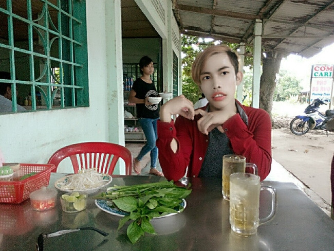 Không biết Tùng Sơn có nhắm đến mục đích làm cho bản thân nổi tiếng giống như những nhân vật vừa kể trên hay không nhưng với những người khó tính, hình ảnh của Tùng Sơn còn là một cái gì đó hơi "khác người" và không đáng để dân tình mạng xã hội chia sẻ.