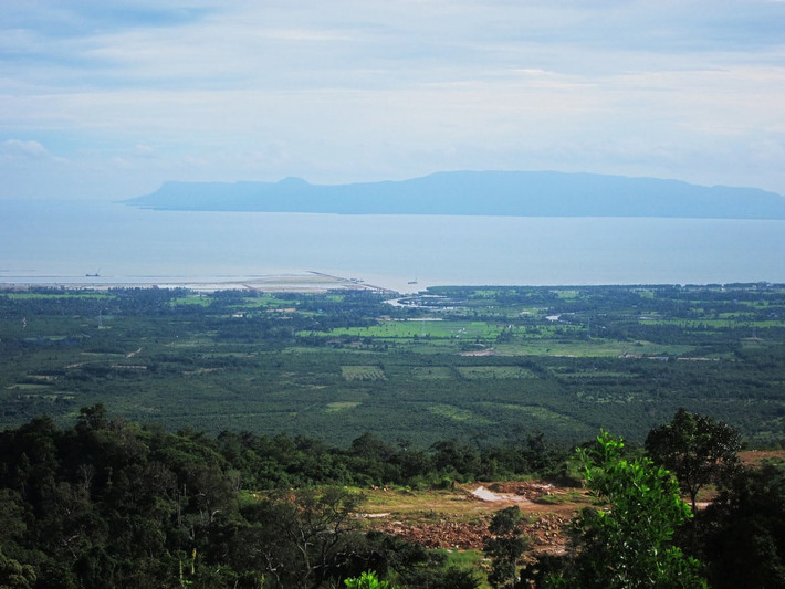 Kampot, Campuchia: Du khách đến đây có thể trải nghiệm đi dạo dọc bờ sông, ngắm cảnh thiên nhiên hoang dã... Bên cạnh thiên nhiên quyến rũ, Kampot là nơi có ngành du lịch phát triển nhanh với các khách sạn và nhà hàng đã được xây dựng. Ngoài ra, Kampot vẫn còn lưu giữ được những khu phố, tòa nhà được xây dựng từ thời Pháp thuộc.