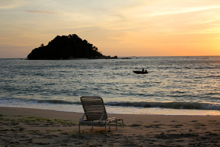 Pangkor, Malaysia: Nằm cách thủ đô Kuala Lumpur 3 tiếng lái xe, đảo Pangkor có phong cảnh tự nhiên hấp dẫn du khách. Du khách đến đây sẽ được thư giãn trên các bãi biển thuộc top những bãi biển đẹp nhất của nước này, đi thuyền kayak, lặn và khám phá quanh các đảo.