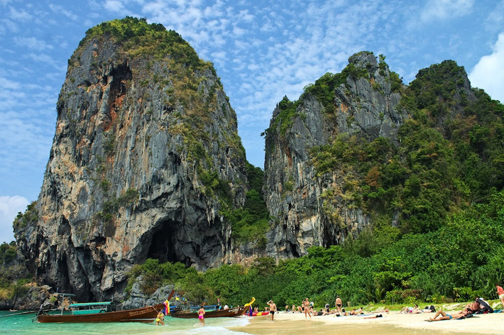Krabi, Thái Lan: Thái Lan nổi tiếng với những bãi biển hoang sơ, nước biển xanh biếc, các vách đá hùng vĩ và nhiều hòn đảo đẹp cách bờ biển chỉ 1 km. Nếu muốn tận hưởng những điều này và tránh xa sự đông đúc, du khách có thể chọn Krabi ở miền Nam Thái Lan. Khi đến đây, bạn được khám phá rừng nhiệt đới, đền thờ trong hang động. Ngoài ra, Krabi còn có nhiều tour khám phá các đảo, trong đó tour đi tham quan đảo Phi Phi được nhiều du khách lựa chọn.