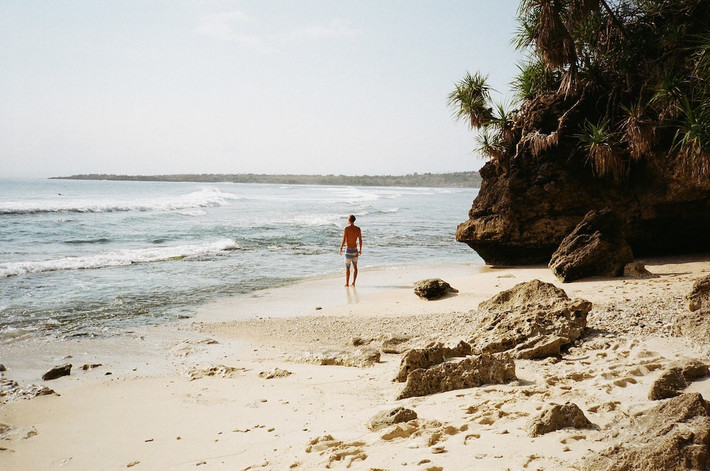 Cụm 3 hòn đảo Nusa, Indonesia: Nusa Lembongan, Nusa Ceningan, và Nusa Penida nằm ở Đông Nam Bali, Indonesia, có nhiều loài chim, cá, san hô cùng thiên nhiên hoang dã. Du khách có thể đi lên đồi núi ngắm thiên nhiên, ra biển để thư giãn, đi nhảy cầu vách đá ở Nusa Ceningan, lặn biển ở Nusa Lembongani hoặc Nusa Penida.