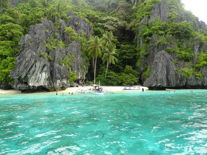 Palawan, Philippines: Đất nước Đông Nam Á này có 7.000 hòn đảo nhiệt đới, nhưng Palawan vẫn là điểm đến nổi bật hàng đầu. Palawan có những bãi biển hoang sơ, dòng sông ngầm Puerto Princesa, các đầm phá trong xanh. Ngoài ra, du khách có thể ghé thăm những ngọn đồi xanh tươi và lặn biển trong làn nước xanh biếc.