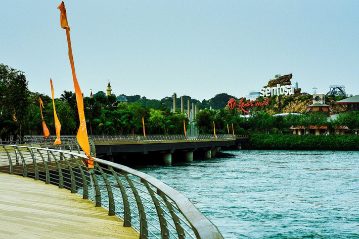 Sentosa, Singapore: Sentosa là hòn đảo du lịch nổi tiếng ở Singapore. Du khách sẽ được tham gia vào các cuộc phiêu lưu thú vị và ghé thăm những điểm tham quan hiện đại. Bên cạnh các công viên chủ đề và trung tâm giải trí, Sentosa còn có bãi biển Siloso, các hang động ở phía Tây Tanjung Rimau.