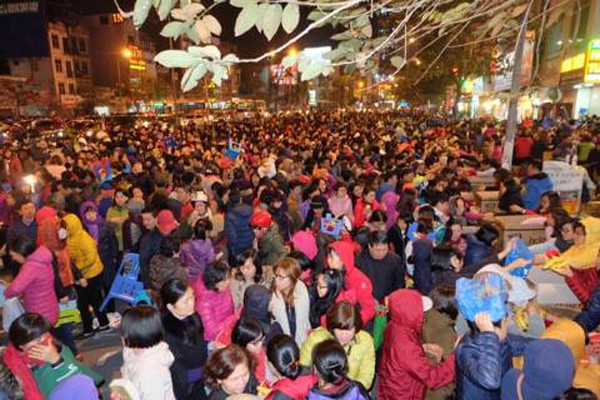 Khung cảnh chen chúc đến nghẹt thở.
