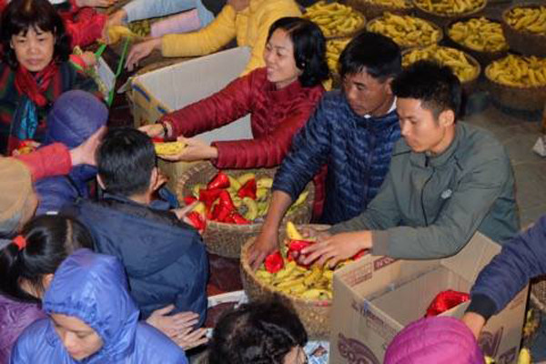 Người dân nhanh tay nhận lộc.