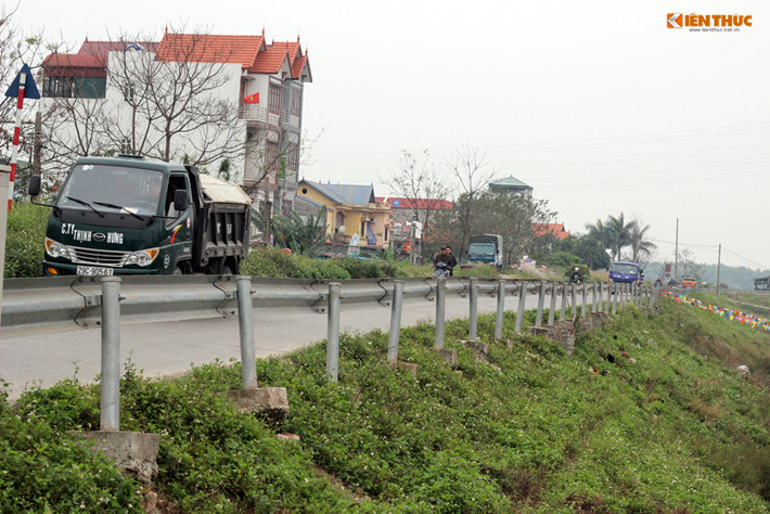 Như Kiến Thức đã phản ánh, người dân sinh sống và di chuyển trên đường đê Bắc Đuống đoạn qua địa phận thôn Trung (xã Dương Hà, huyện Gia Lâm, TP Hà Nội) vô cùng lo sợ khoảng 50m dải hộ lan đường dựng tạm bợ, chỉ cần gió lớn thổi là có thể đồ đè vào người dân phía dưới.