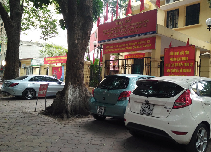 Tình trạng xe ô tô lấn chiếm vỉa hè còn xuất hiện ngay trước cổng của một số cơ quan hành chính nhà nước tại Thủ đô. Ảnh chụp nhiều ô tô ngang nhiên đỗ trên vỉa hè cho dù có biển "cấm để xe" ngay trước cổng trụ sở UBND phường Quán Thánh (quận Ba Đình, Hà Nội).