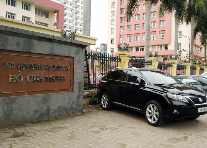 Trong khi đó, tại một điểm trông giữ xe trước cổng Học viện Chính trị Quốc gia Hồ Chí Minh (đường Hoàng Quốc Việt) các ô tô đỗ xếp thành hàng dài trên vỉa hè.