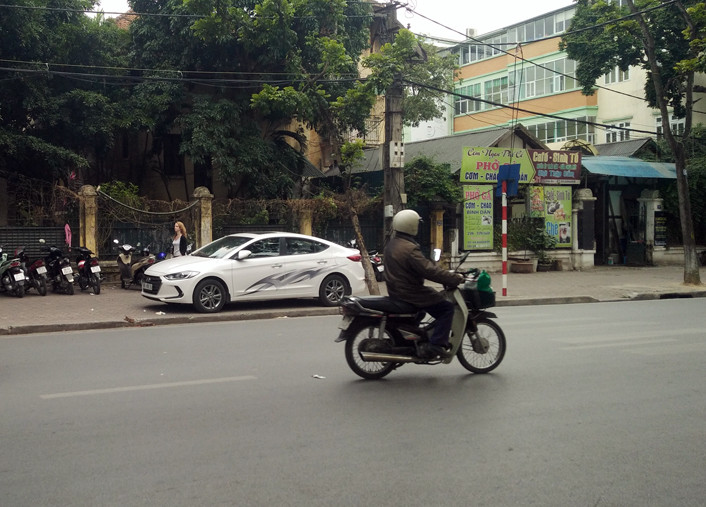 Tại một điểm trông giữ xe trên vỉa hè khác nằm đối diện Bệnh viện Đa khoa Xanh Pôn (phường Điện Biên, quận Ba Đình, Hà Nội) cũng xuất hiện nhiều xe ô tô ngang nhiên chiếm hết phần đường dành cho người đi bộ. Trao đổi với PV Kiến Thức, ông Phạm Doãn Đoàn - Trưởng Công an phường Điện Biên - cho biết: "TP Hà Nội chỉ cấp phép trông giữ xe ở cùng phía Bệnh viện Xanh Pôn, nếu đỗ ở vỉa hè đối diện như vậy, chắc họ thấy xe ô tô đến nên chỉ sang. Đặc biệt, khi thấy lực lượng chúng tôi đến thì không làm. Tôi sẽ cho cán bộ ra kiểm tra, nhắc nhở và xử lý".