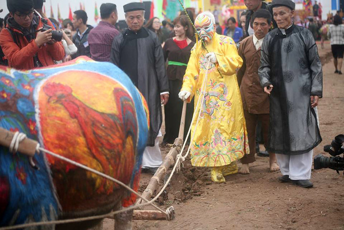 Cụ Đinh Trọng Tế (89 tuổi, ở thôn Đọi Nhất, xã Đọi Sơn, Duy Tiên, Hà Nam) được vinh dự đóng vai nhà vua Lê Đại Hành đi cày ở Lễ hội Tịch Điền.