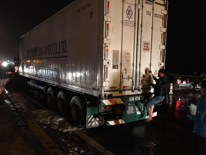 Liên quan đến sự việc trên, lãnh đạo đội CSGT số 14 - thông tin, chiếc xe gặp nạn là container đi ra hướng QL5, khi đang đi trên cầu Thanh Trì bất ngờ bốc cháy. Nhận được tin báo đội đã cử nhiều cán bộ ra để đảm bảo an toàn giao thông tại khu vực này.