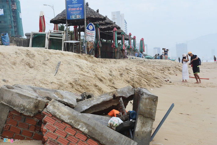 Nước biển xâm thực làm ảnh hưởng đến việc làm ăn của người dân. "Tôi kinh doanh ở đây hơn 10 năm rồi mà chưa bao giờ thấy bờ biển sạt lở như vậy. Lúc trước chúng tôi còn dựng mấy chiếc dù ngoài kia để khách ngồi, nhưng nay đâu còn chỗ nữa", chủ một hộ kinh doanh nói.